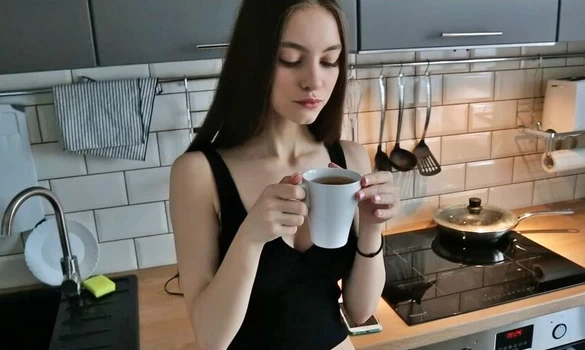 Красотка приготовила чайок, и занялась с парнем сексом на кухне