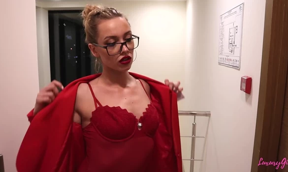 Секс в отеле с красивой русской проституткой с трахом в рот от первого лица